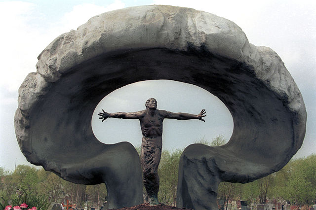 Image:Evstafiev-chernobyl tragedy monument.jpg