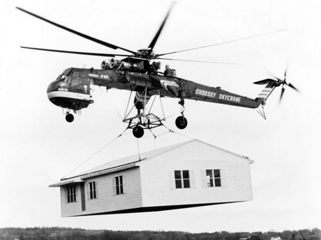 Image:Sikorsky Skycrane carrying house bw.jpg