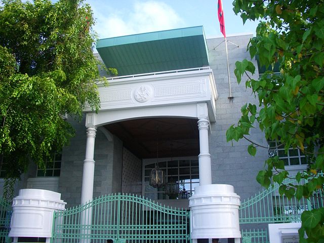 Image:Male-palau presidencial-bandera presidencial.jpg