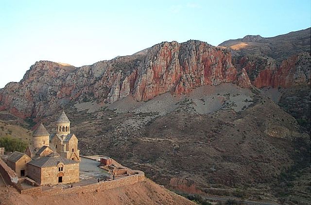 Image:Noravank with cliffs-DCP 0186.JPG