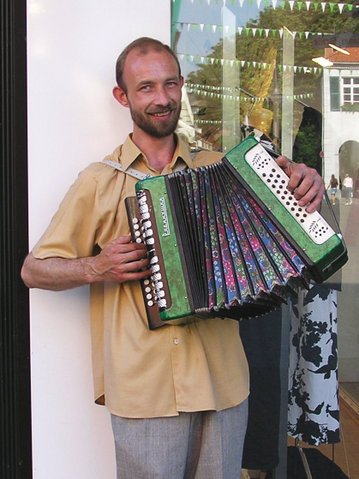 Image:Busking Accordionist.jpg