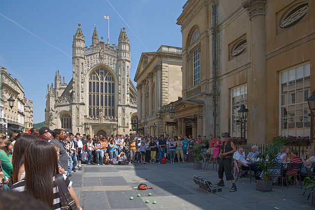 Image:Bath Abbey and Entertainer - July 2006.jpg