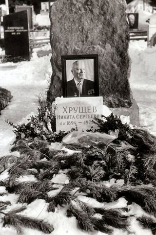 Image:Khrushchev's Grave 1973.jpg