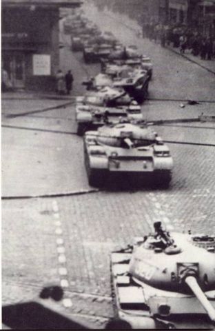 Image:Tanks return budapest 3 1956.jpg
