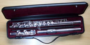 A closed hole "Take-down" flute in case