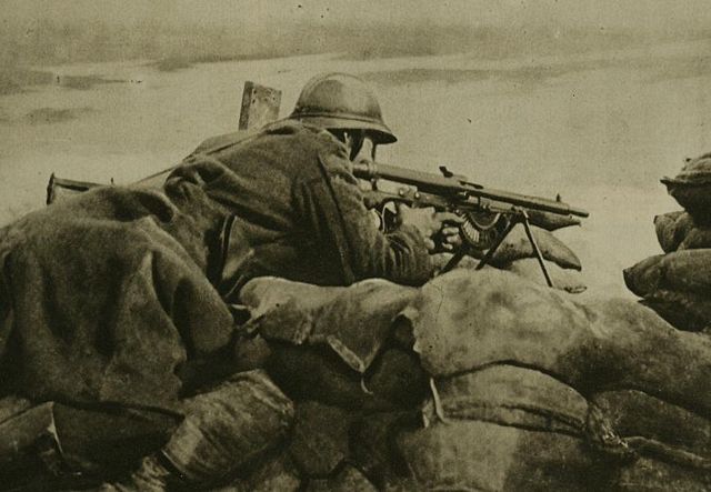 Image:Belgian machinegunner in 1918 guarding trench.jpg