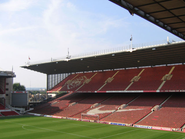 Image:Arsenal Stadium interior North Bank.jpg