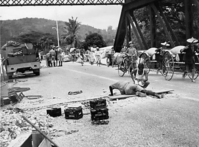 Image:Royal Engineers prepare to blow up a bridge in Malaya.jpg