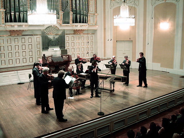 Image:Mozarteum grosser saal buehne mit orchester.jpg