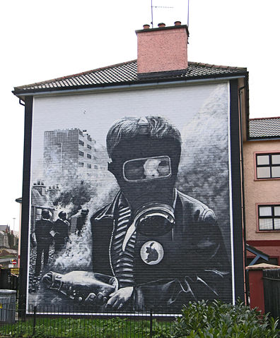 Image:Mural - Battle of the bogside 2004 SMC.jpg