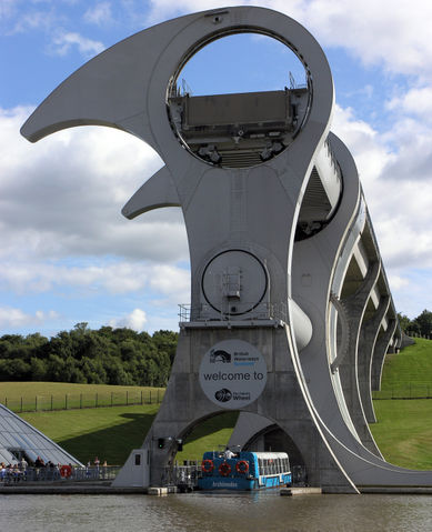 Image:Falkirk Wheel Boat Entry SMC.jpg