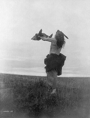 Image:Mandan hunter with buffalo skull.JPG