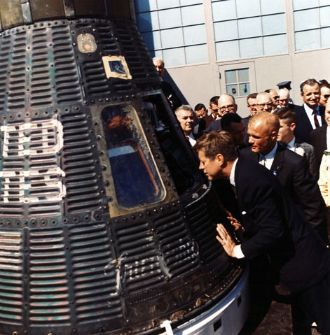 Image:JFK inspects Mercury capsule, 23 February 1962.jpg