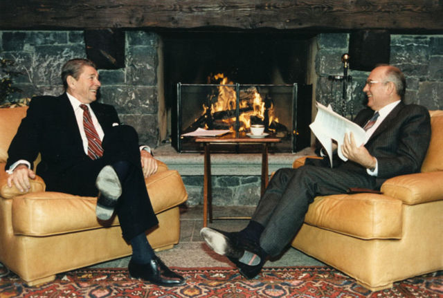 Image:Reagan and Gorbachev hold discussions.jpg