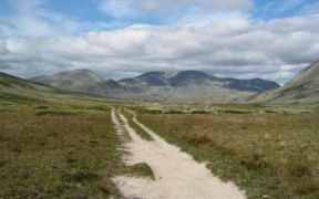 A path in a u-valley, in summer