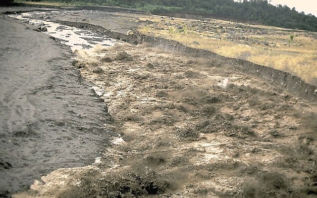 Image:Hot lahar at Santiaguito.jpg