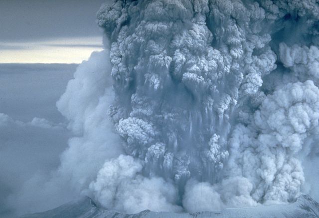 Image:MSH80 eruption mount st helens plume 05-18-80.jpg