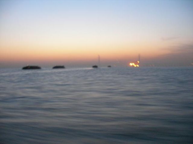 Image:Ships on the Yangtze at dawn.JPG