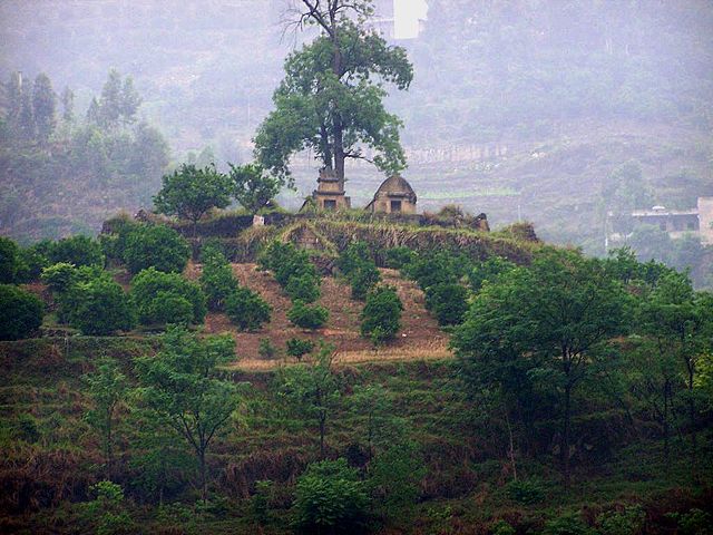 Image:Yangzi river shrines on hill top.jpg