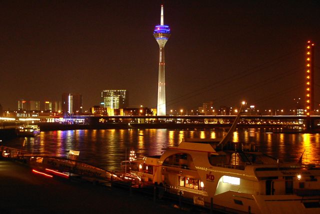 Image:Duesseldorf riverside by night 01.jpg