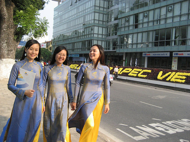 Image:Ao dai APEC.jpg