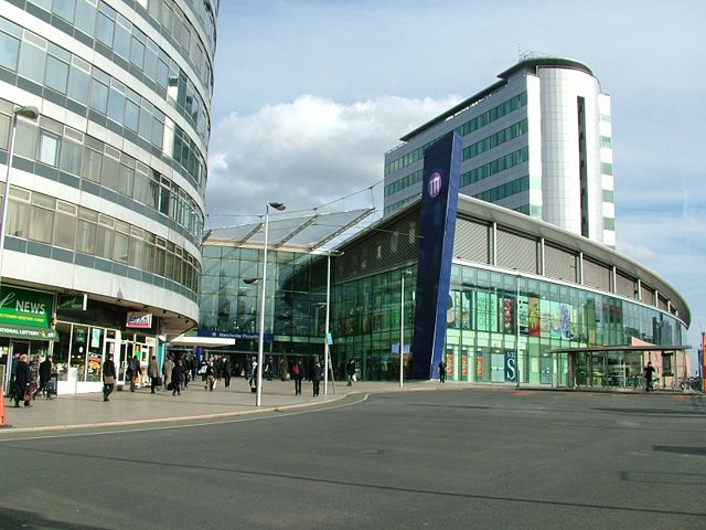 Image:Manchester Piccadilly station approach - April 11 2005.jpg