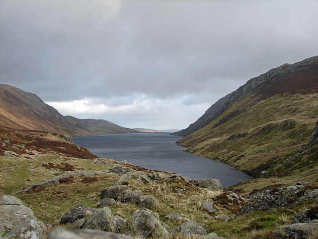 Image:Rain coming in over the lake.jpg