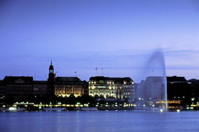 Image:Hamburg-alster-dusk.jpg