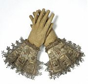 Pair of gloves, 1603-1625 V&A Museum no.1506&A-1882