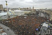 Orange-clad demonstrators gather in the Independence Square in Kiev on November 22, 2004