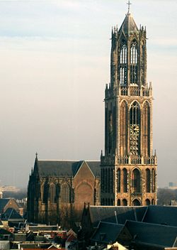 The Dom tower, with to the left behind it the remaining section of the Dom church. The two parts have not been connected since the collapse of the nave in 1674.