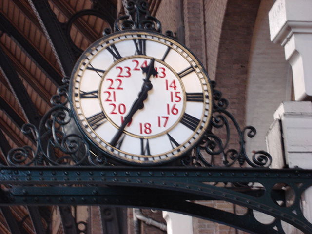 Image:Clock in Kings Cross.jpg