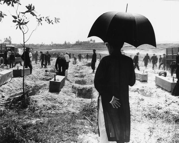 Image:Hue Massacre Internment.jpg