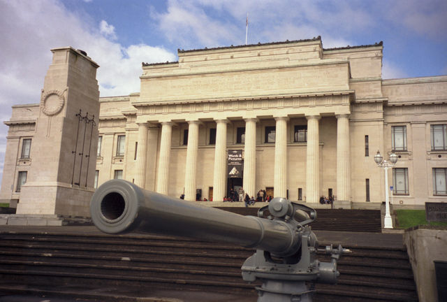 Image:AucklandMuseum edit gobeirne.jpg