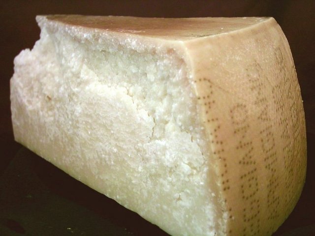 Image:Parmigiano reggiano piece.jpg