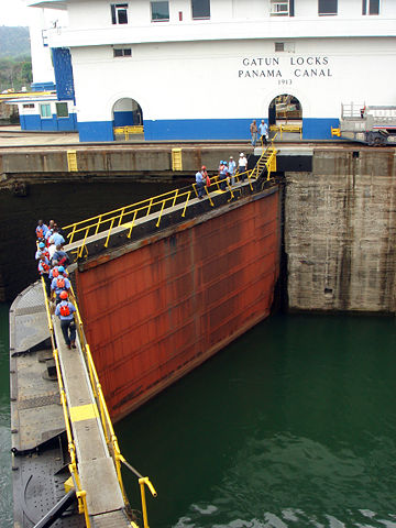 Image:Gatun lock gate.JPG