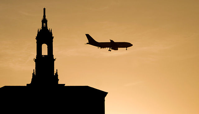 Image:Plane passing Bank of America building in SJ.jpg