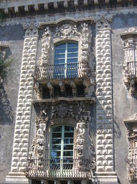 Illustration 2: University of Catania, designed by Vaccarini and completed by 1752, exemplifies typical Sicilian Baroque, with putti supporting the balcony, wrought iron balustrades, decorated rustication and two-tone lava masonry.