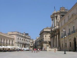 Illustration 8: Piazza del Duomo, Syracuse. Andrea Palma's Cathedral (Illustration 11 below); the pillared cathedral is flanked by Baroque palazzi.