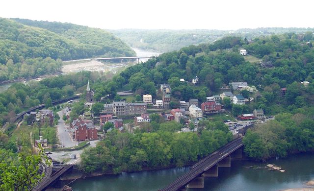 Image:Harper's Ferry seen from Maryland side of Potomac River.jpg