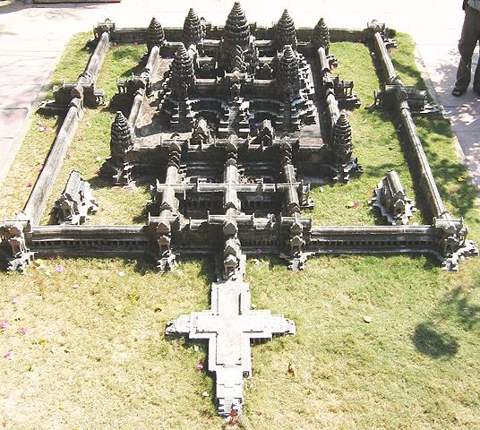 Image:Angkor-wat-central.jpg