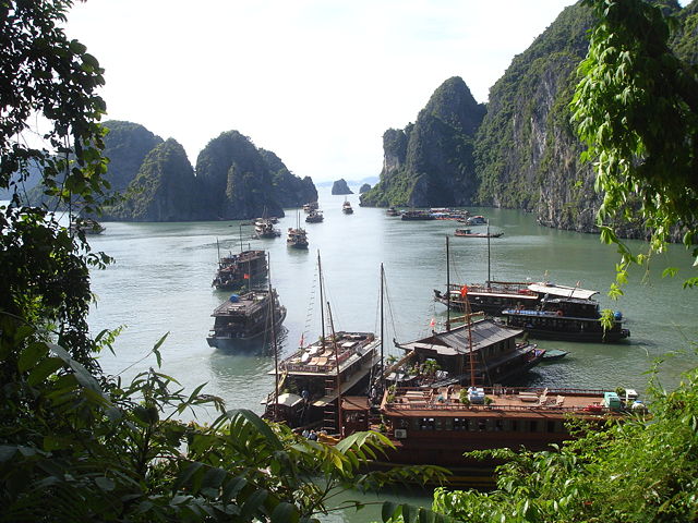 Image:Ha Long Bay with boats.JPG