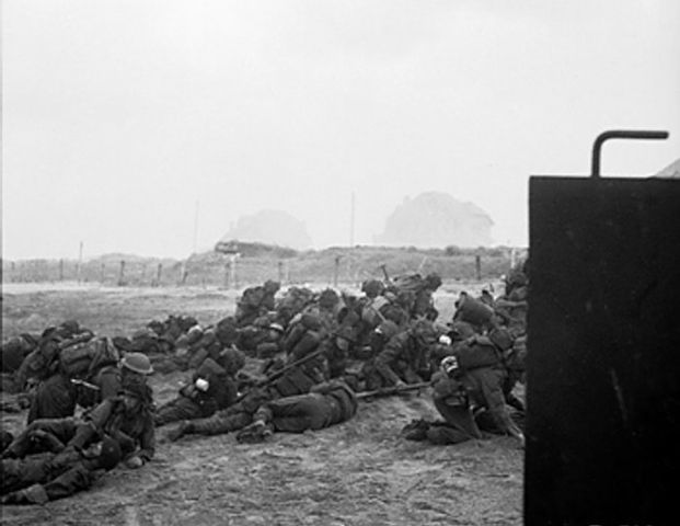 Image:Infantry waiting to move off 'Queen White' Beach.jpg