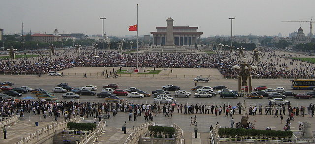 Image:National mourning for 2008 Sichuan earthquake victims - Tiananmen Square, Beijing, 2008-05-19 (Cropped).jpg