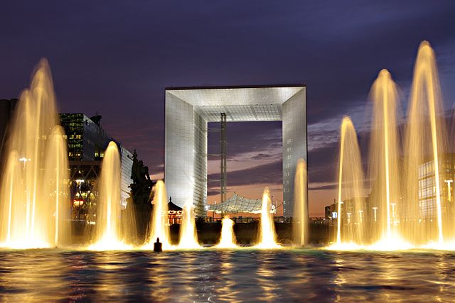 Image:Grande Arche de La Défense et fontaine.jpg