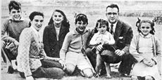 A teenage Ernesto (left) with his parents and siblings, ca.1944. Seated beside him, from left to right: Celia (mother), Celia (sister), Roberto, Juan Martín, Ernesto (father) and Ana María.