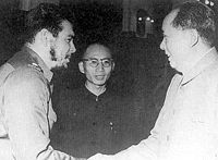 Guevara being received in China by Chairman Mao, at an official ceremony in the Government palace, November 1960.