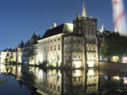 Binnenhof buildings at night