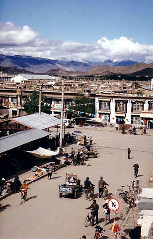 Image:Downtown Shigatse.JPG