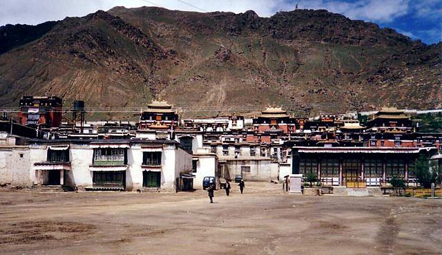 Image:Tashilhunpo Monastery, Shigatse.JPG